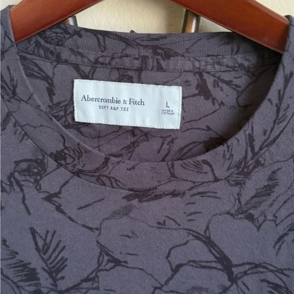 EUC Abercrombie & Fitch T-shirt Men’s Large - Picture 9 of 9